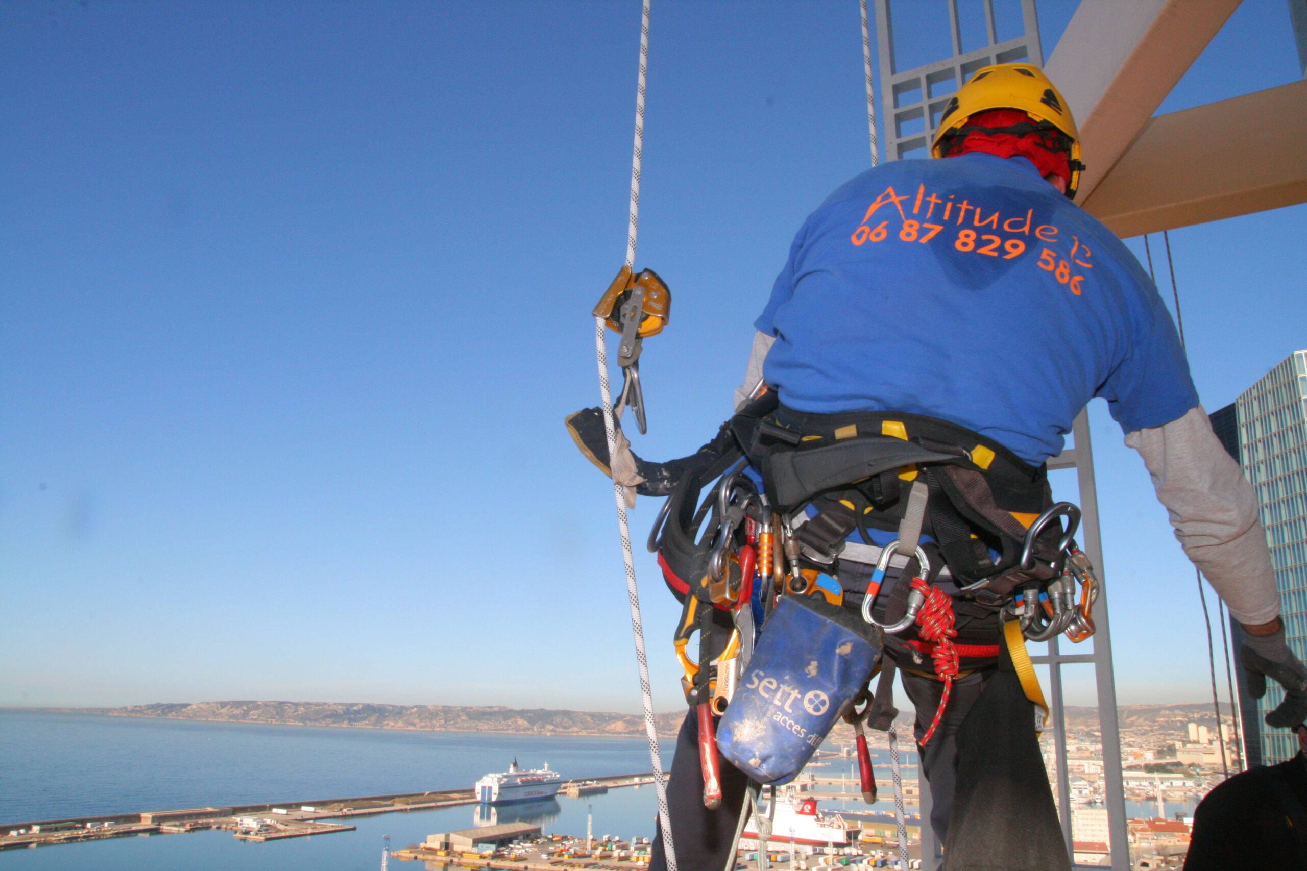 Technicien cordiste Altitude 13 sur corde à Marseille