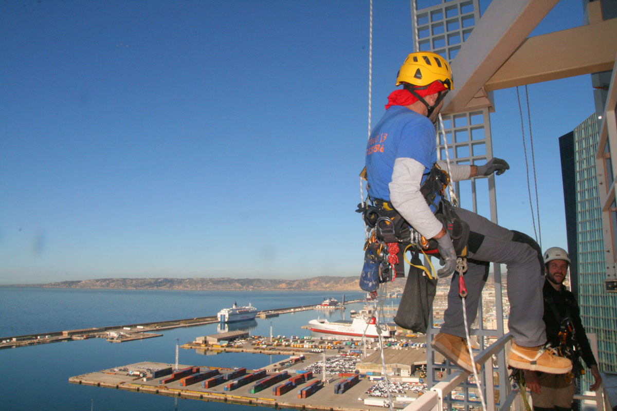 Cordiste au-dessus du port de Marseille