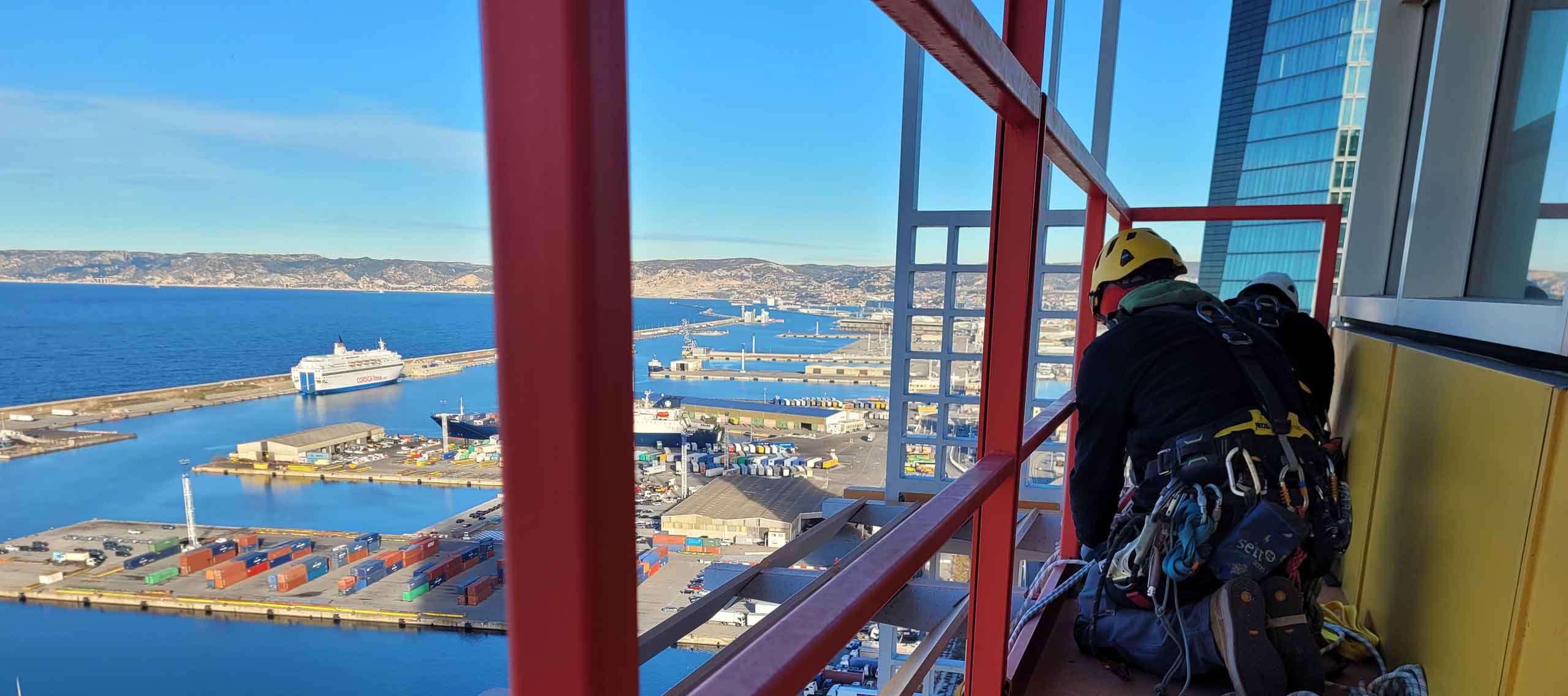 Cordiste Altitude 13 en intervention au-dessus du port de Marseille