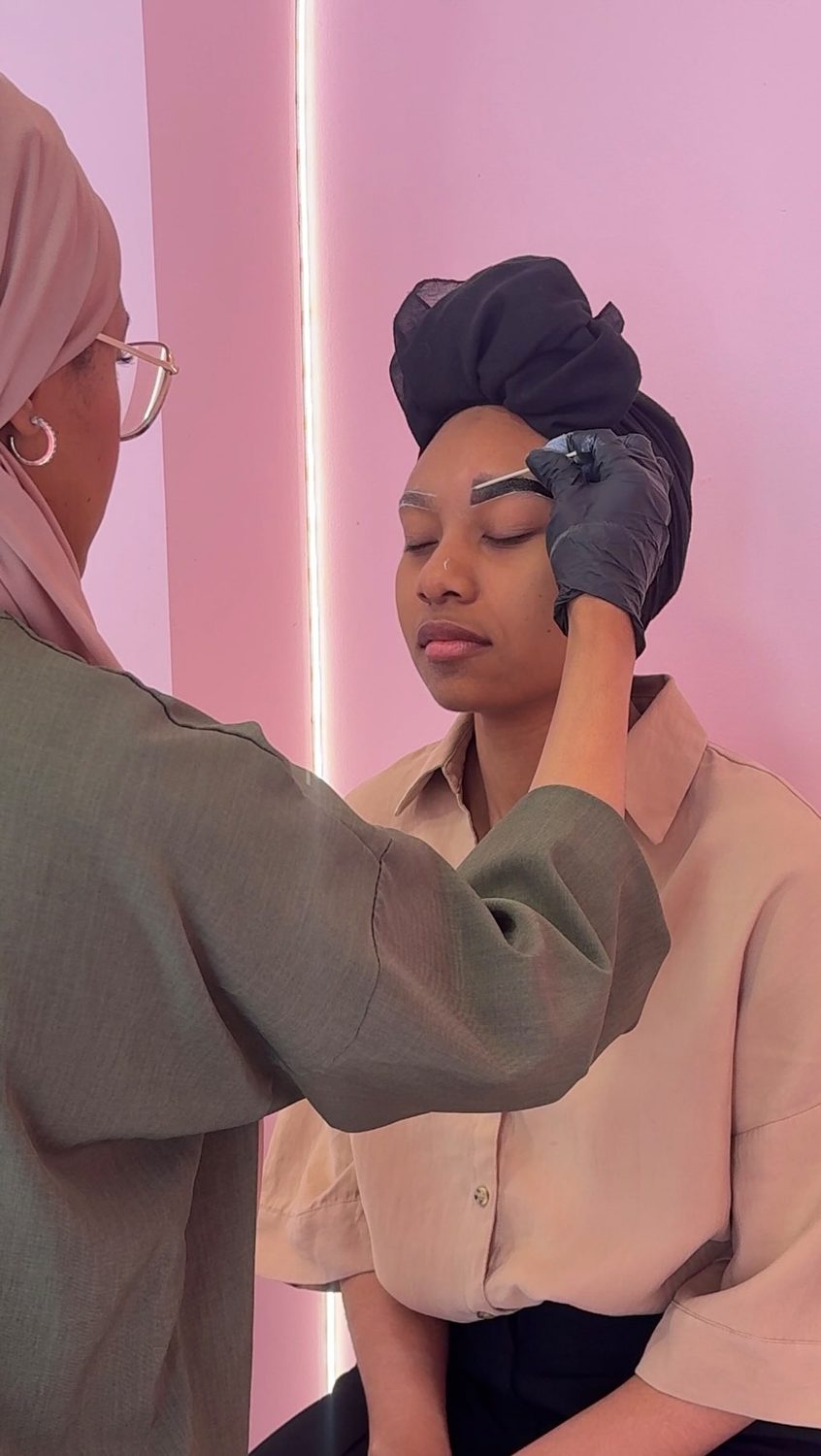 Restructuration des sourcils sans épilation en cours