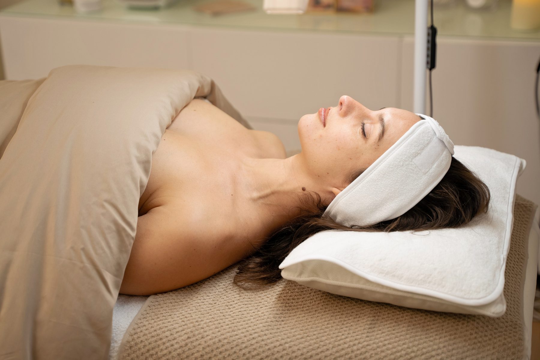 Cliente détendue pendant un soin du visage chez Maison Kure