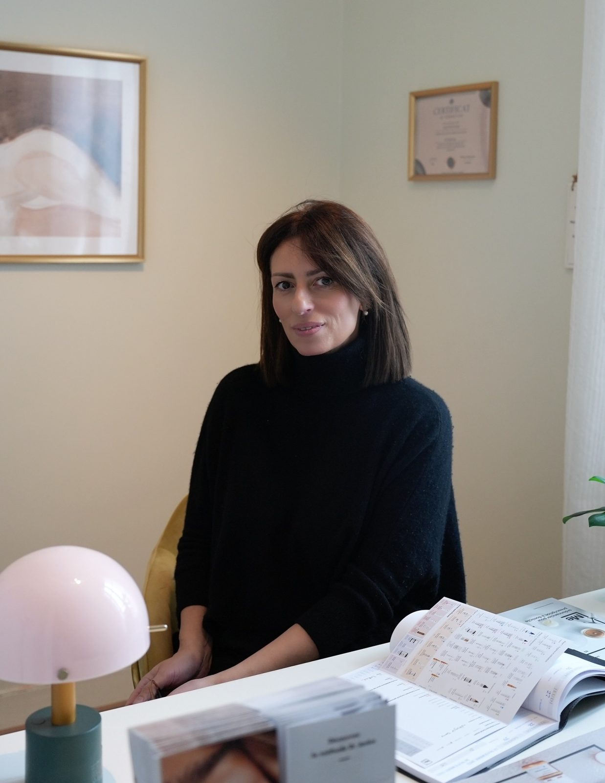 Nahed, dermo-esthéticienne et kératothérapeute, à son bureau