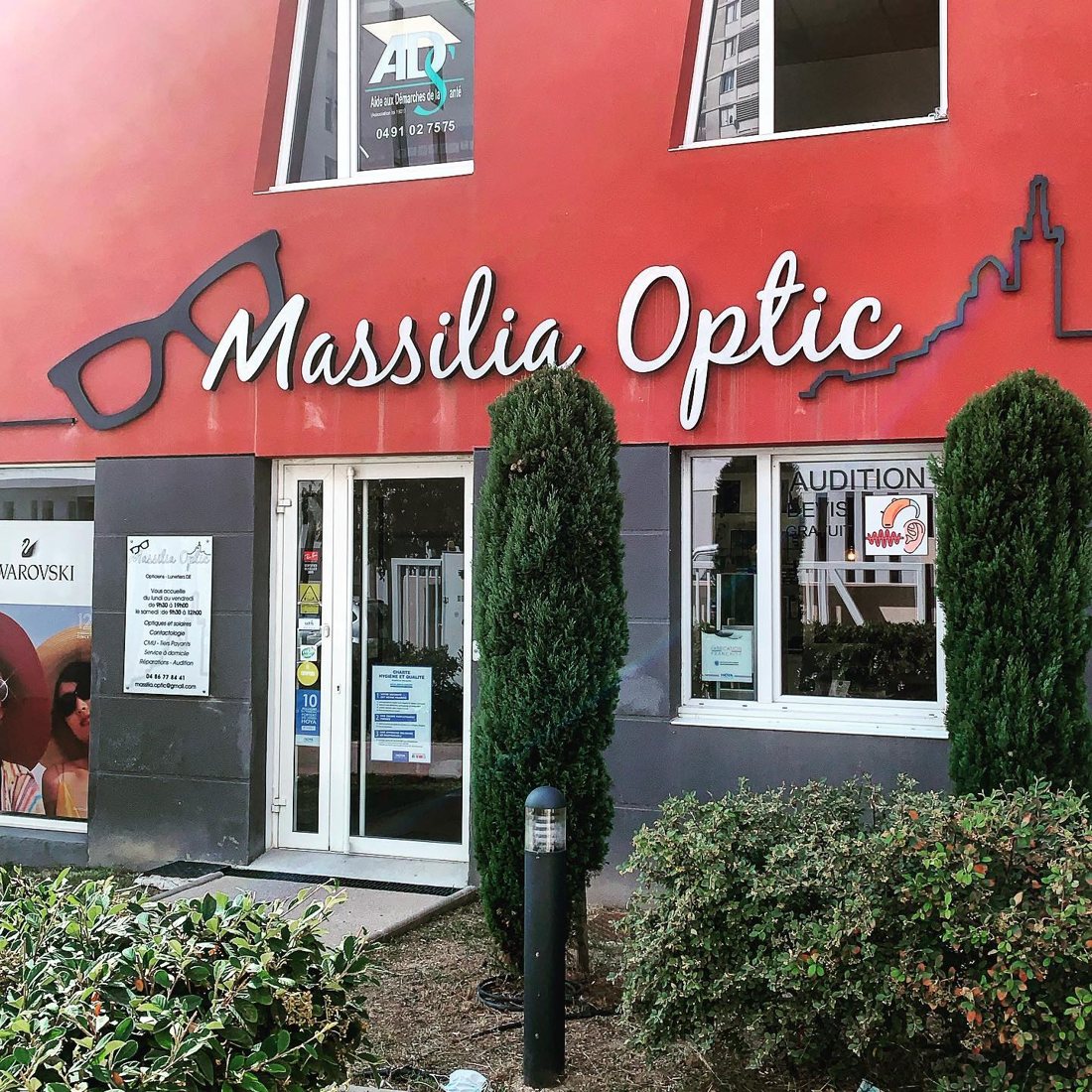 La façade rouge de Massilia Optic, rue Raymonde Martin