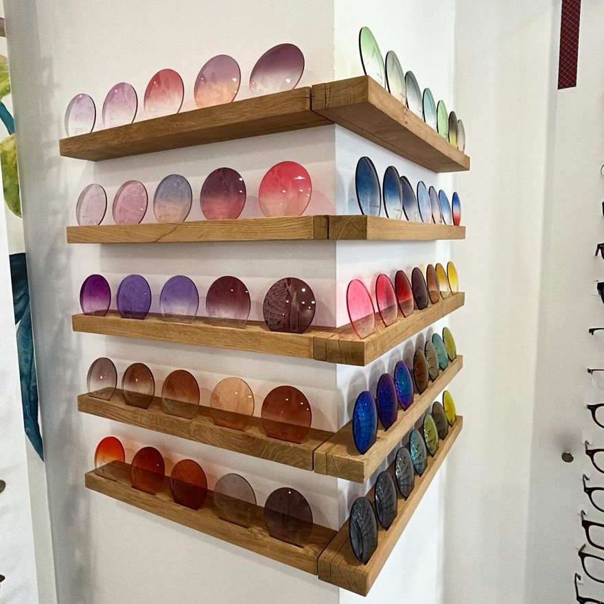Présentoir de verres colorés