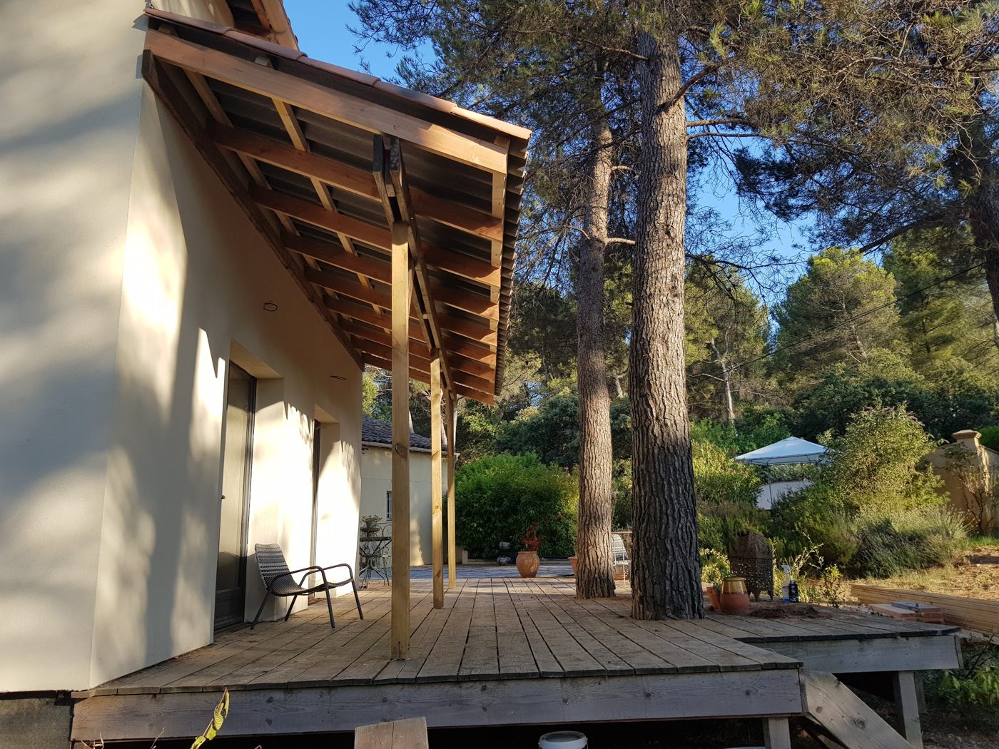 Auvent en bois et terrasse dans les pins