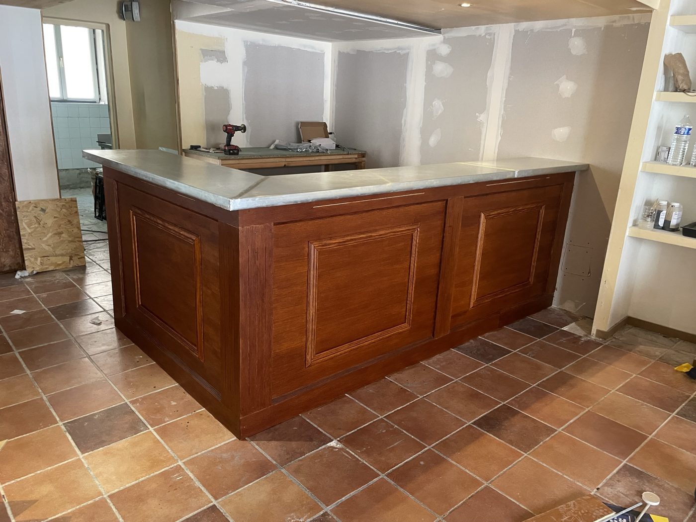 Bar en bois massif avec plateau zinc