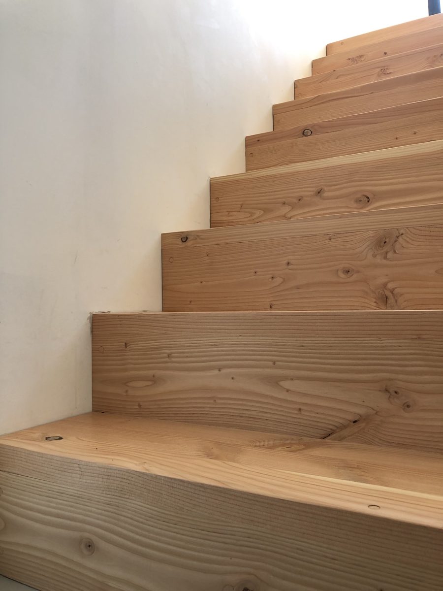 Escalier en bois massif aux lignes simples