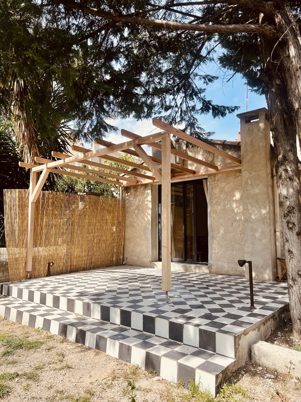 Pergola en bois sur terrasse à damier